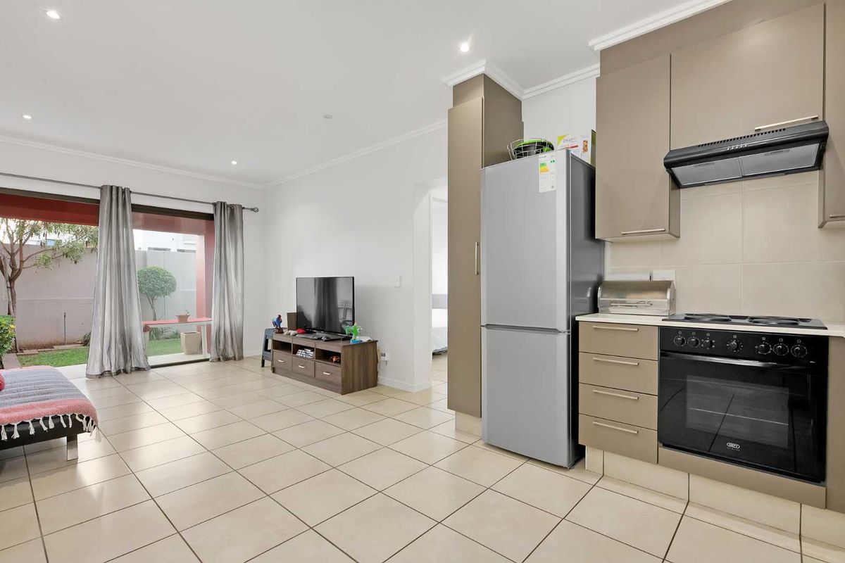 GROUND FLOOR, BEAUTIFUL GARDEN! - Photo 2
