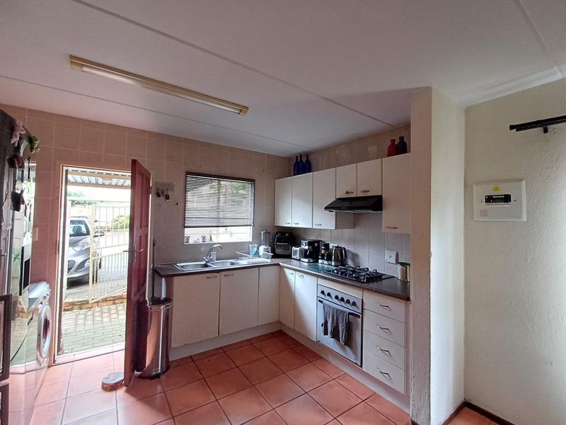 Charming Pet-Friendly Duplex with Enclosed Garden - Photo 5