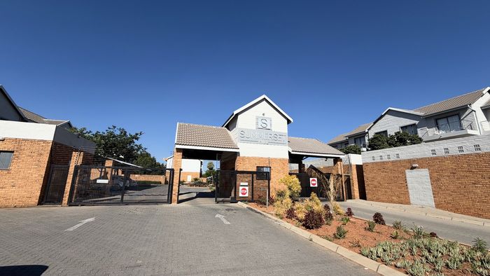 Property #2566140, Townhouse For Sale in Summerset