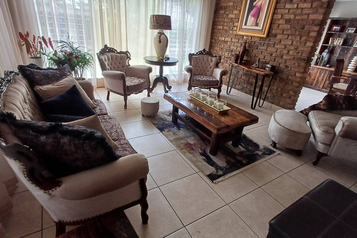 Exquisite Family Home - Photo 5
