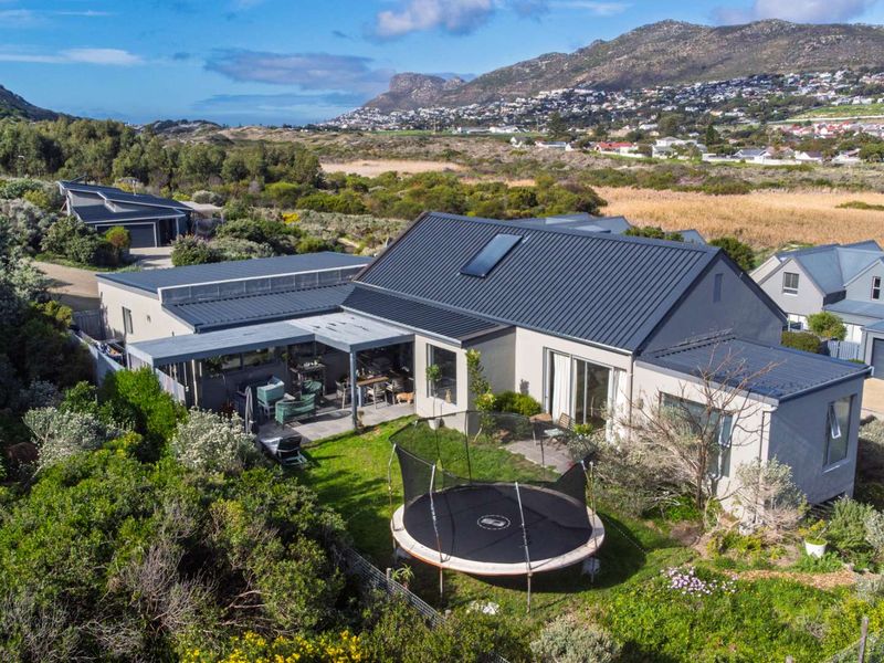 Contemporary Family Living in the Exclusive Chapman's Bay Security Estate. - Photo 2