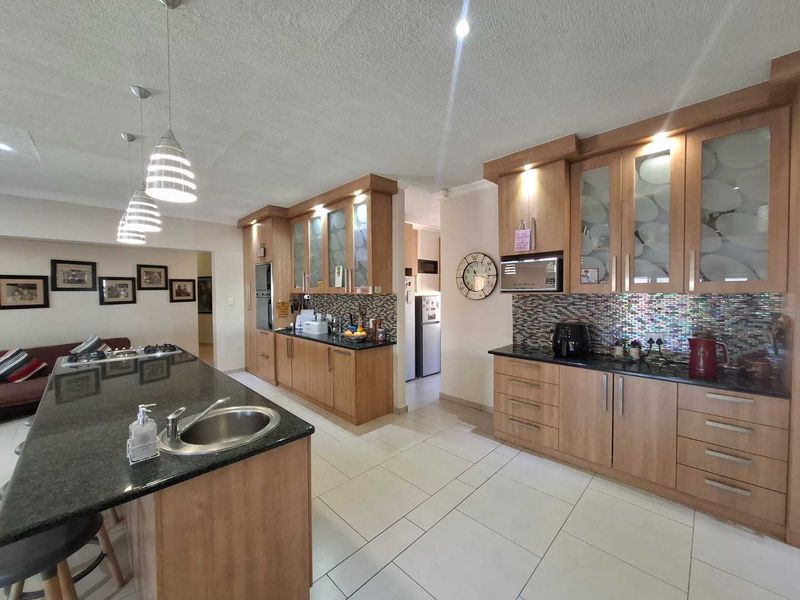 Modern Single-Level Family Home - PRICE REDUCED! - Photo 3