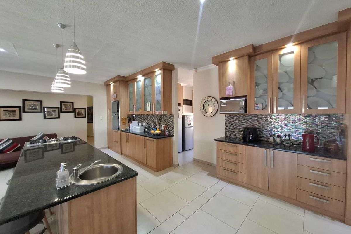 Modern Single-Level Family Home - PRICE REDUCED! - Photo 3