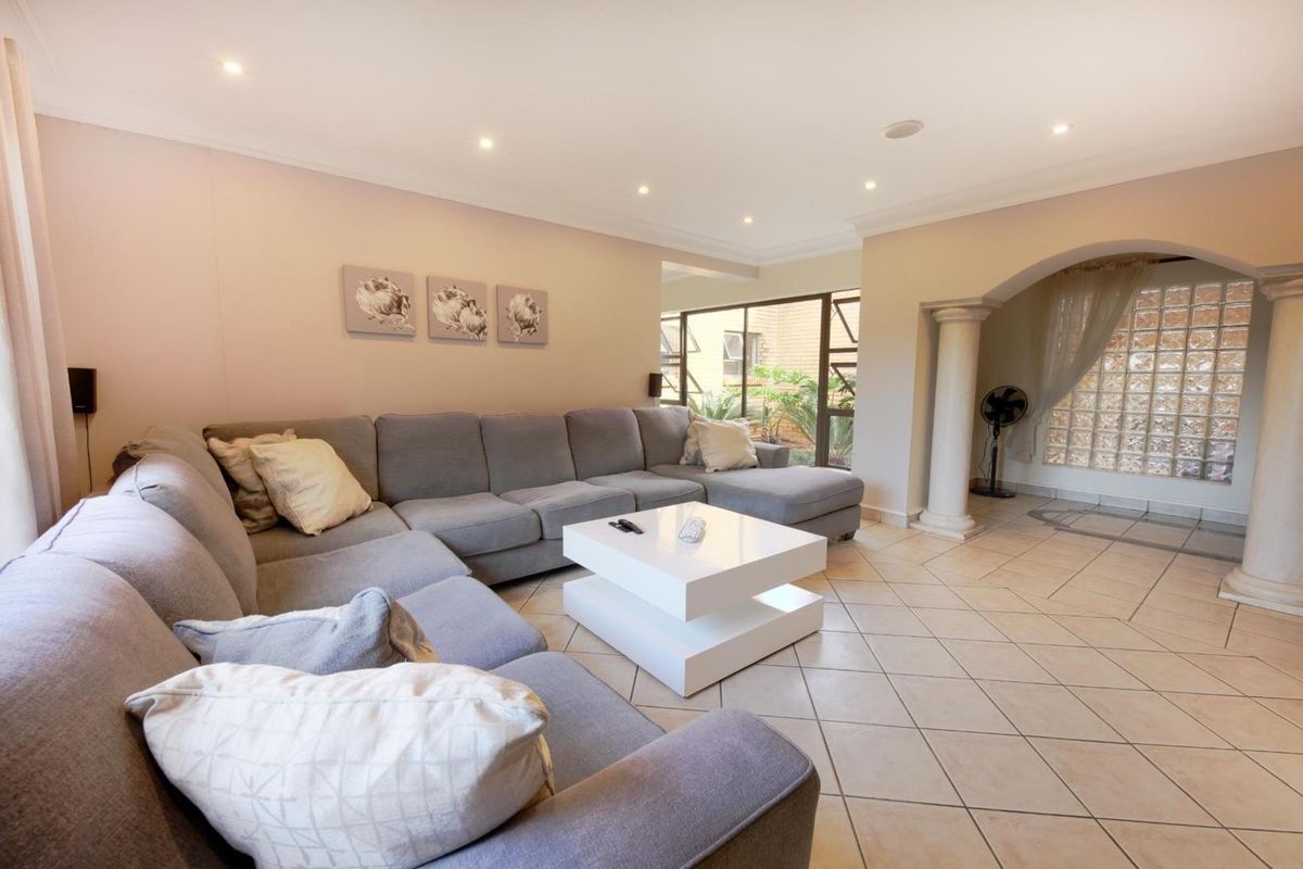 4 Bedroom For Sale in Woodhill Golf Estate - Photo 5