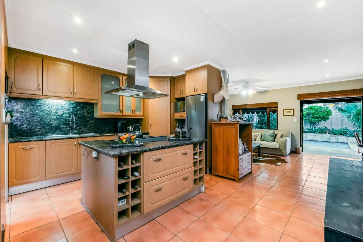 IMMACULATELY PRESENTED HOME IN THE HEART OF LONEHILL, BOASTING A LONG LIST OF EXTRAS - Photo 4