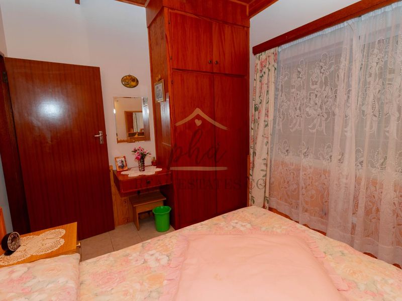 Well maintained with partial ocean views - Photo 10