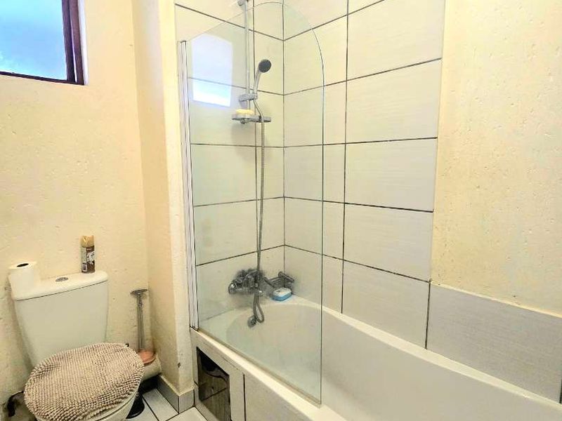 2 bed, 1 bath apartment for sale in Paulshof, Midrand. - Photo 9