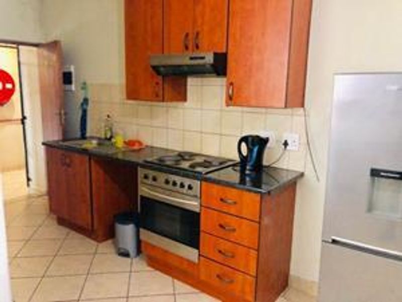 Bachelor apartment in Hazeldean. - Photo 5