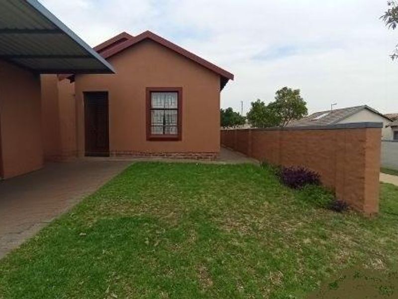 KOSMOSDAL - 3 BEDROOM FULL TITLE HOUSE IN A SECURITY ESTATE - Photo 6