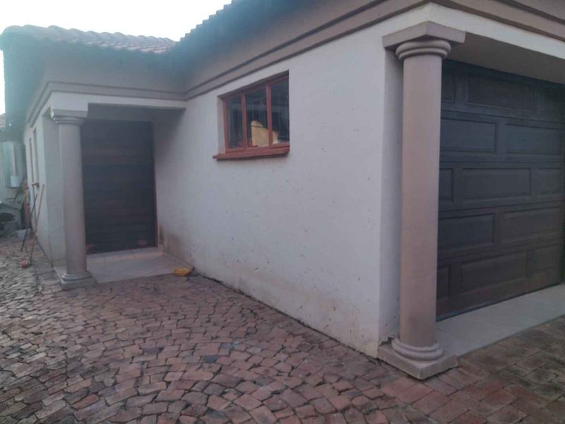 3 bedrooms house to rent in Soshanguve East - Photo 5