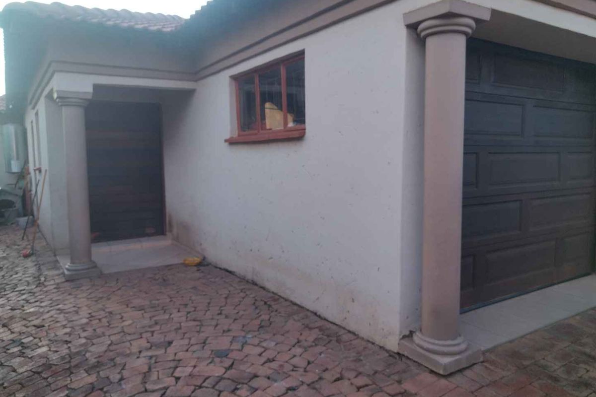 3 bedrooms house to rent in Soshanguve East - Photo 5