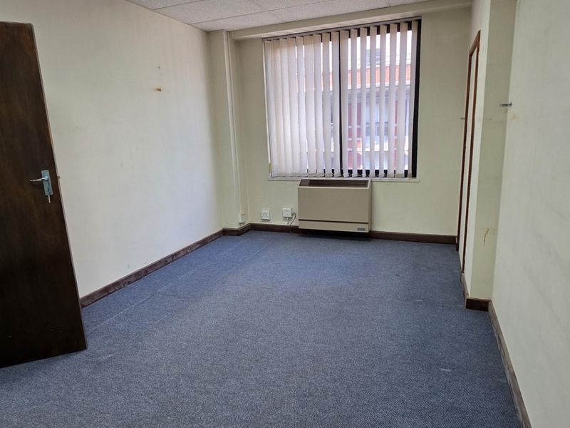 151m2 of Office Space TO LET - Photo 8