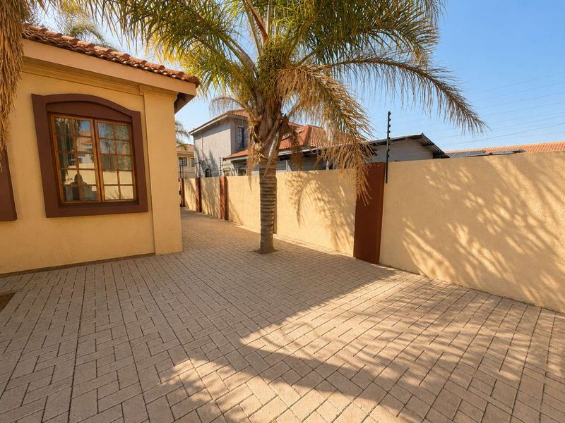 Where Sophisticated Family Living Meets Effortless Entertaining - Photo 4