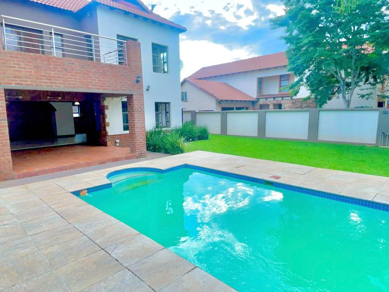 **4-Bedroom Family Home with a Pool in Willow Acres Estate, Pretoria East** - Photo 2