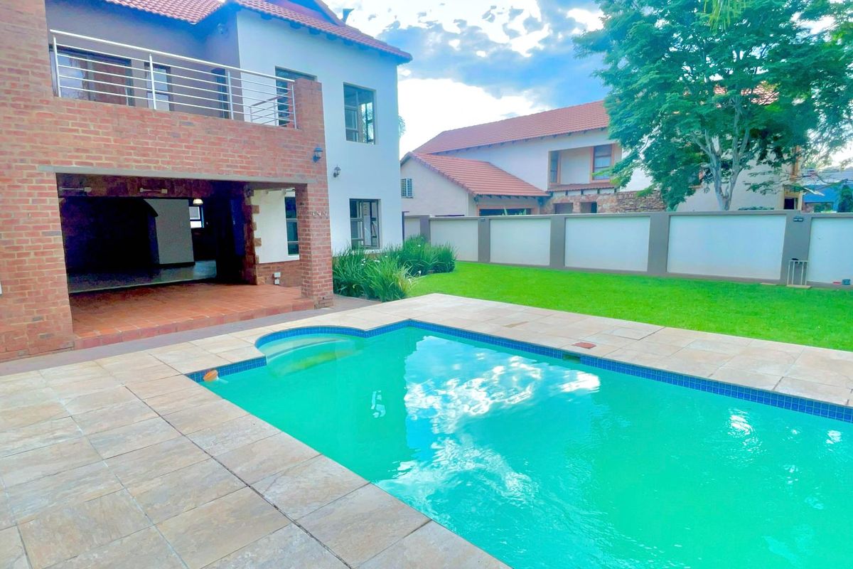 **4-Bedroom Family Home with a Pool in Willow Acres Estate, Pretoria East** - Photo 2