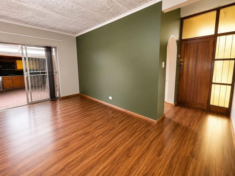 Modern and Spacious 4-Bedroom Gem to rent in Fichardtpark - Photo 8