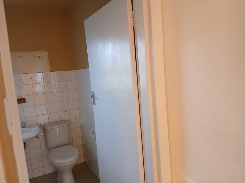 GROUND FLOOR UNIT... LOCK AND GO!!!! - Photo 10