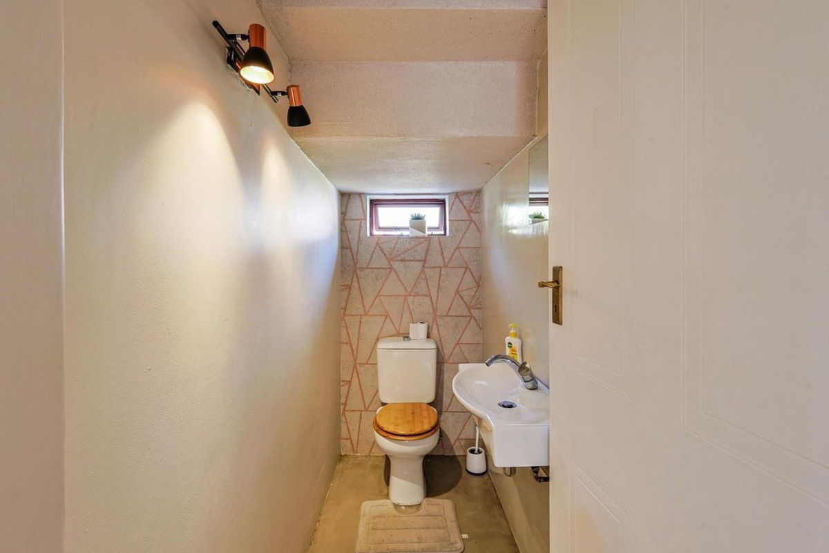 Charming three-bedroom home in Monterrey Place - Photo 5