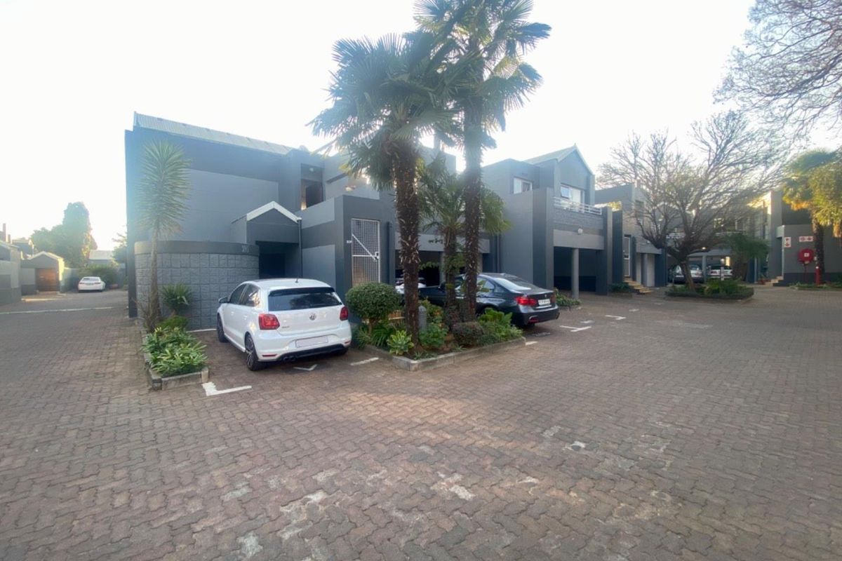 Elegant Ground-Floor Unit with Private Garden in Sought-After Complex - Photo 2