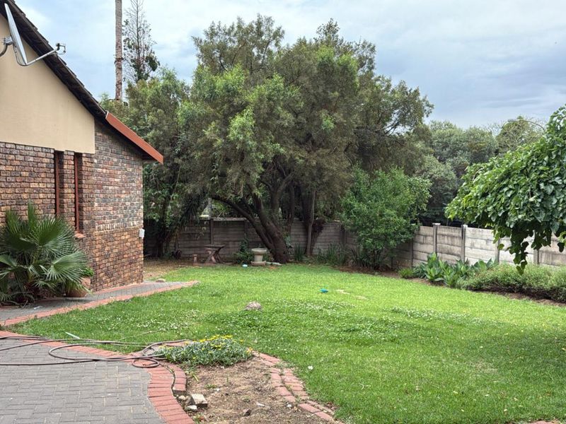 THE REEDS - 6 BEDROOM HOUSE WITH 3 BACHELOR FLATLETS - Photo 4