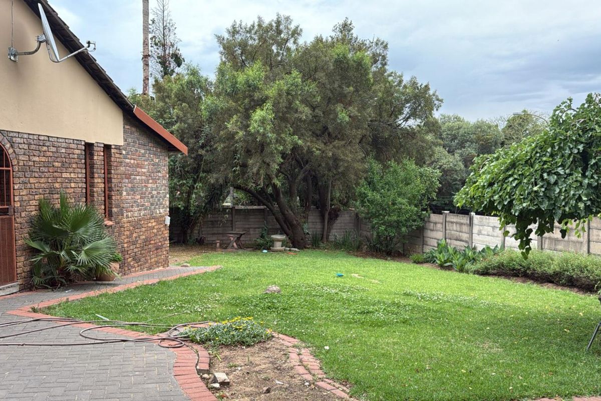THE REEDS - 6 BEDROOM HOUSE WITH 3 BACHELOR FLATLETS - Photo 4