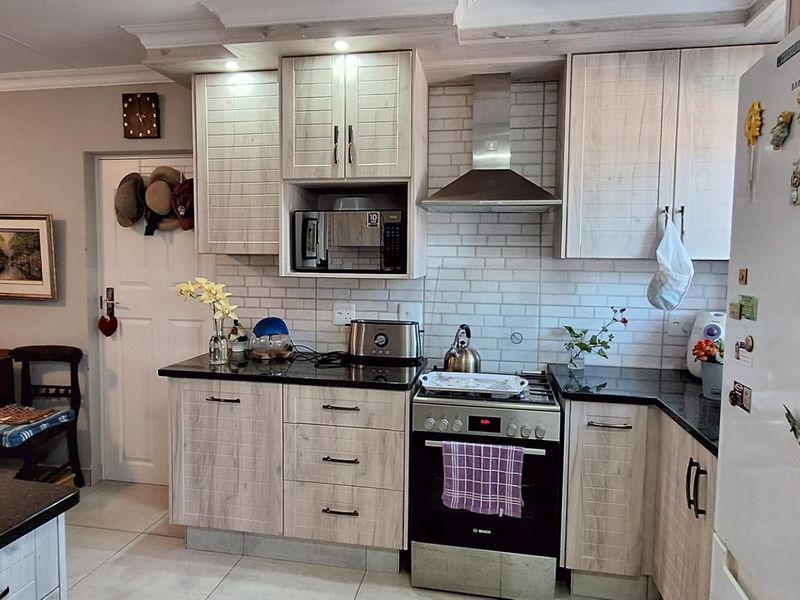 Charming 2 Bedroom unit in Dana-Rust Estate - Photo 4