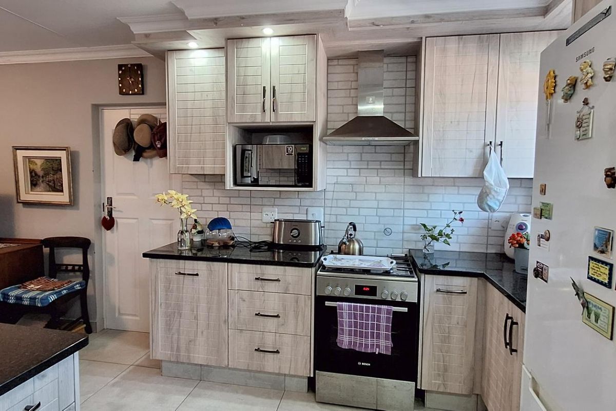 Charming 2 Bedroom unit in Dana-Rust Estate - Photo 4