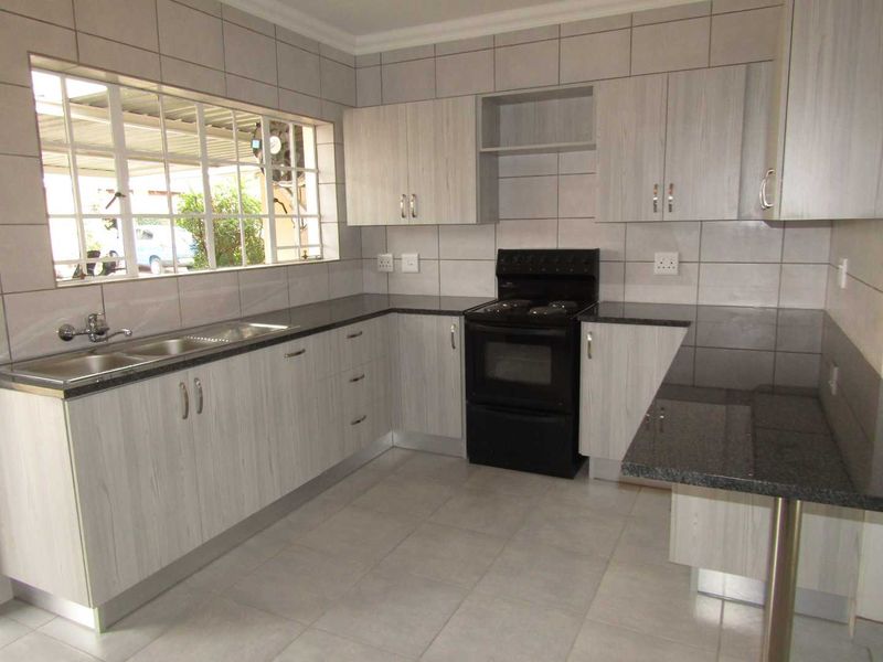 Charming Life Right Cottage in sought after Retirement Village - Photo 3