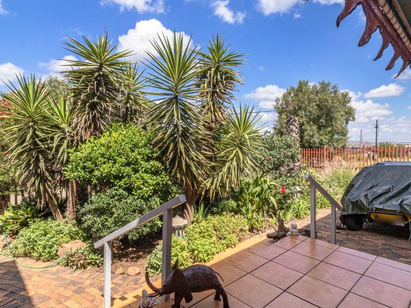 Stunning 5-Bedroom Home in a Secure Estate on the Vaal River, Vaaloewer - Photo 4