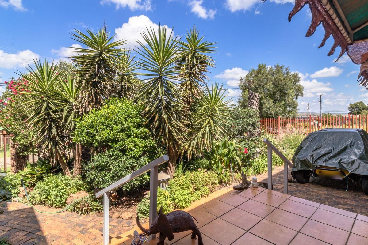 Stunning 5-Bedroom Home in a Secure Estate on the Vaal River, Vaaloewer - Photo 4