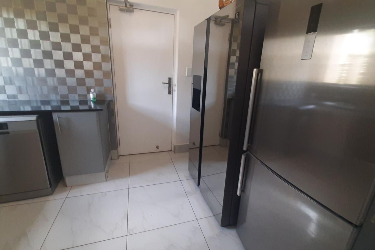 Beautiful Home For Sale in Palm Lakes Estate - Photo 4