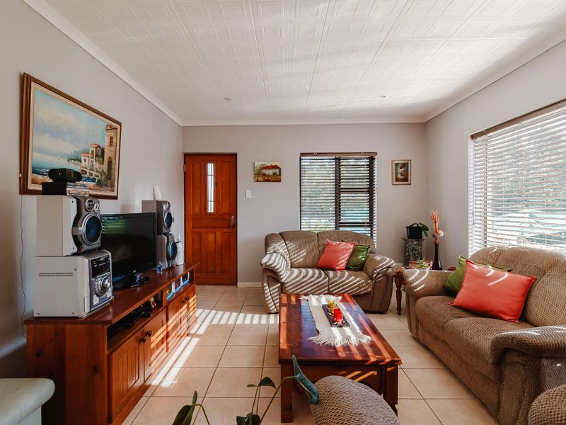 Stylish, Secure & Effortless Living in Kloofzicht Villas, Glenroy Park - Photo 3
