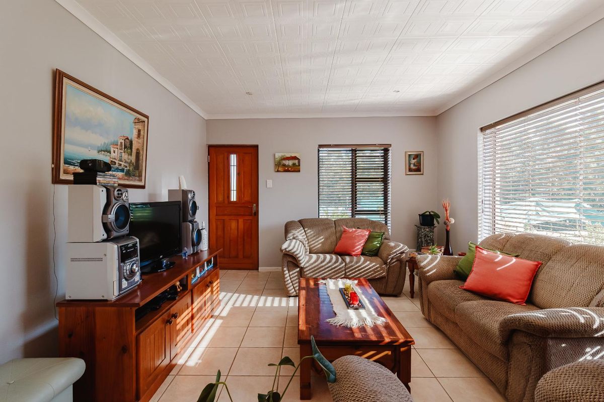 Stylish, Secure & Effortless Living in Kloofzicht Villas, Glenroy Park - Photo 3