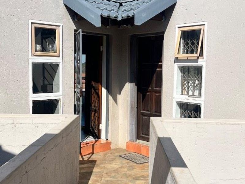 2 bed Townhouse with Modern Charm and Balcony Views - Photo 1