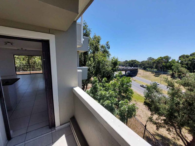 Unfurnished Two-Bedroom Apartment To Rent in Rondebosch - Photo 3