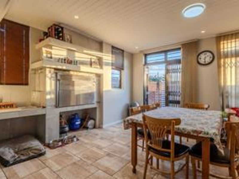 Beautiful low-maintenance 3-bedroom facebrick duplex - Photo 2