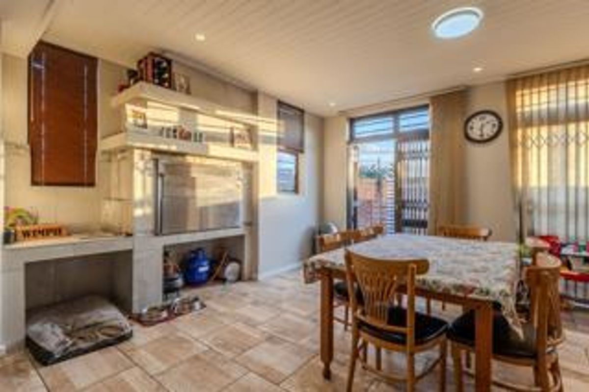 Beautiful low-maintenance 3-bedroom facebrick duplex - Photo 2