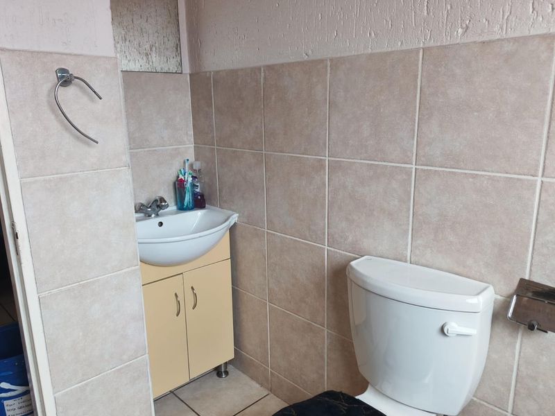 2 bed first floor unit in 24h security complex - Photo 9