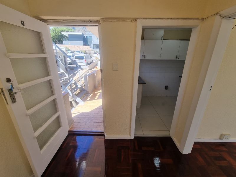 Unfurnished One-Bedroom Apartment To Let in Camps Bay! - Photo 3