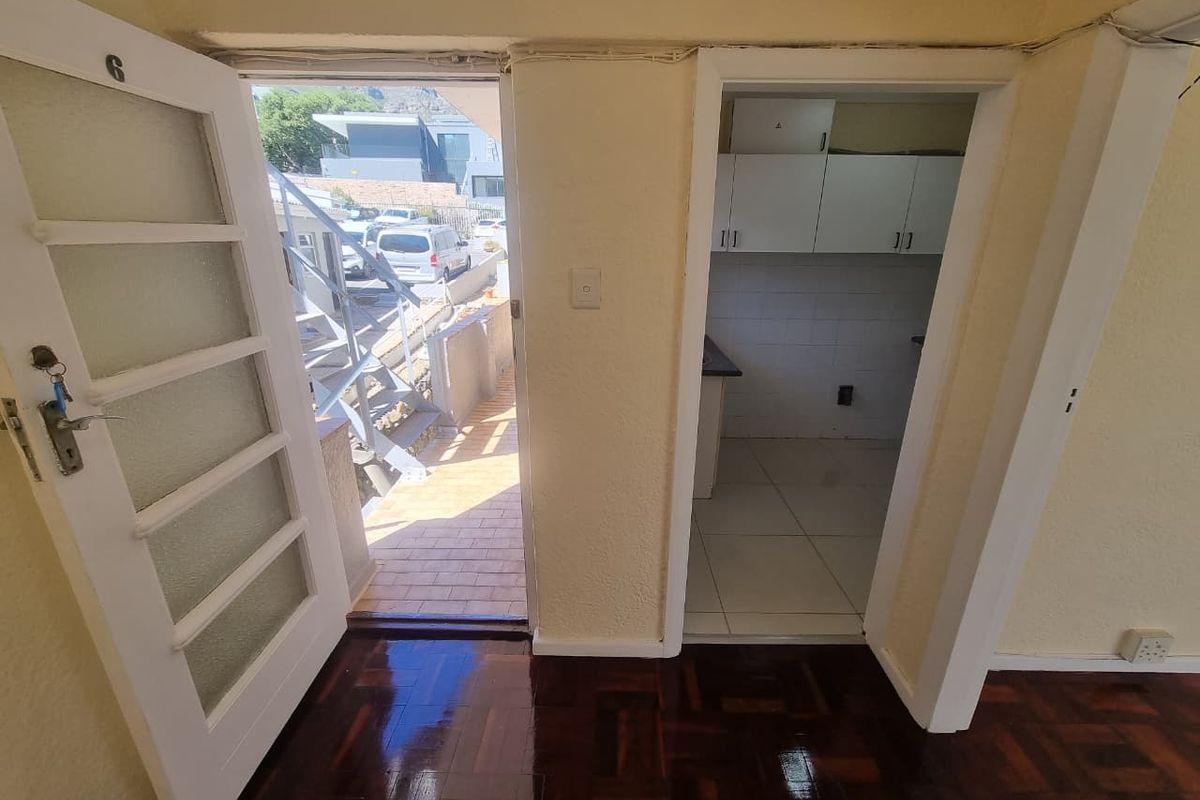 Unfurnished One-Bedroom Apartment To Let in Camps Bay! - Photo 3