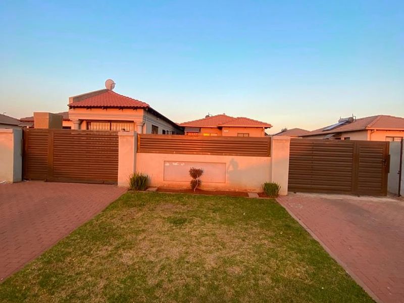 Three-Bedroom Home in Dawn City, Dawn Park  This well-positioned three-bedroom, two-bathroom home is situated in the established residential community - Photo 1