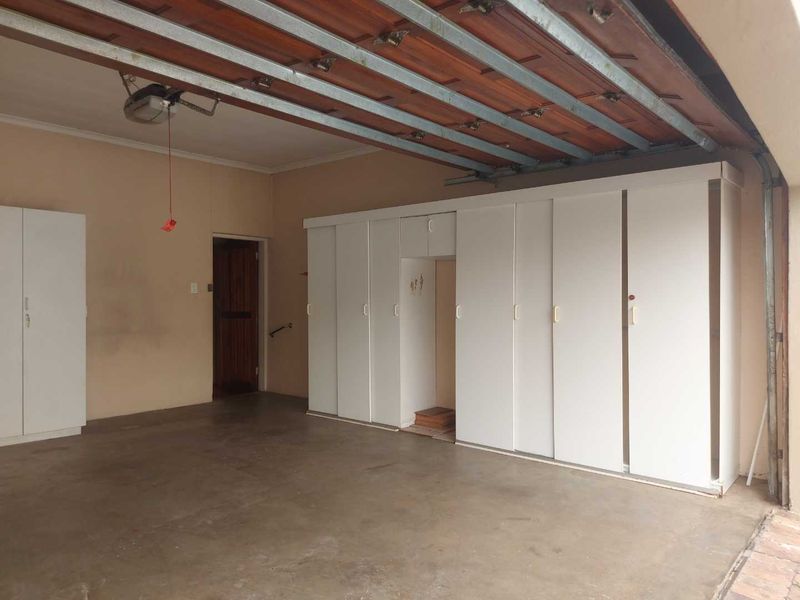 LOVELY CLUSTER IN QUIET ESTATE - Photo 10