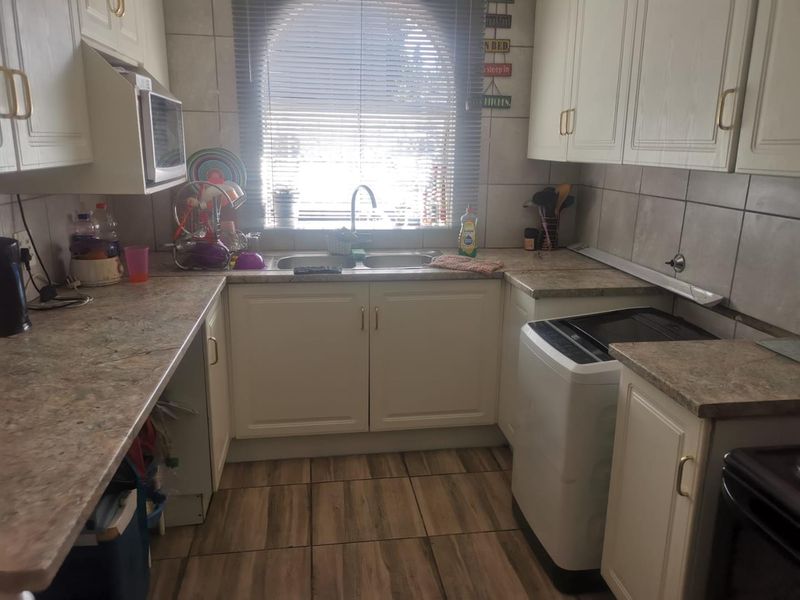 Close to schools and spar - Photo 2