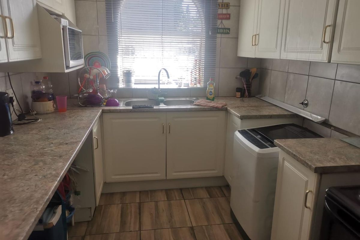 Close to schools and spar - Photo 2