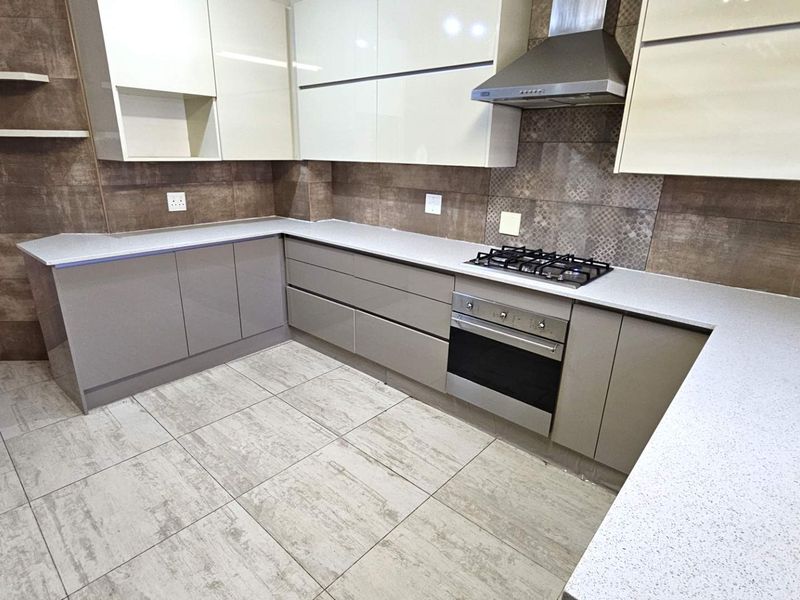 4 Bedroom Family Home With Pool In Melodie Hartbeespoort - Photo 10