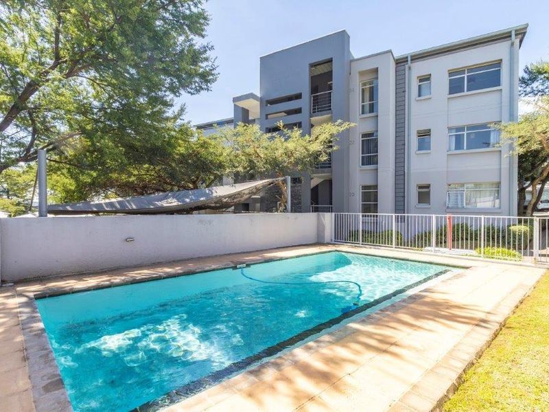 STUPENDOUS 2 BED APARTMENT IN THE ICONIC THE CRESCENT COMPLEX - Photo 3