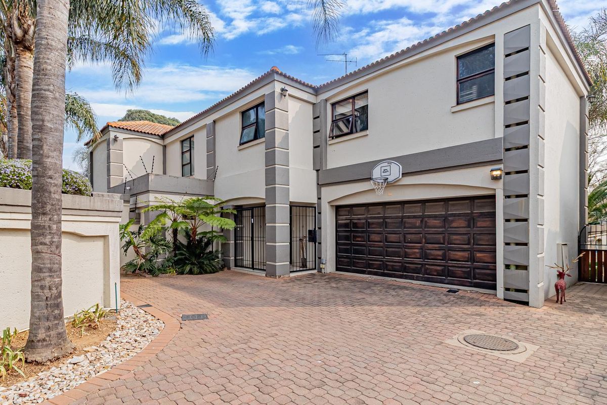 4-Bedroom Family Home with Private Pool & Full Backup Power - Photo 2