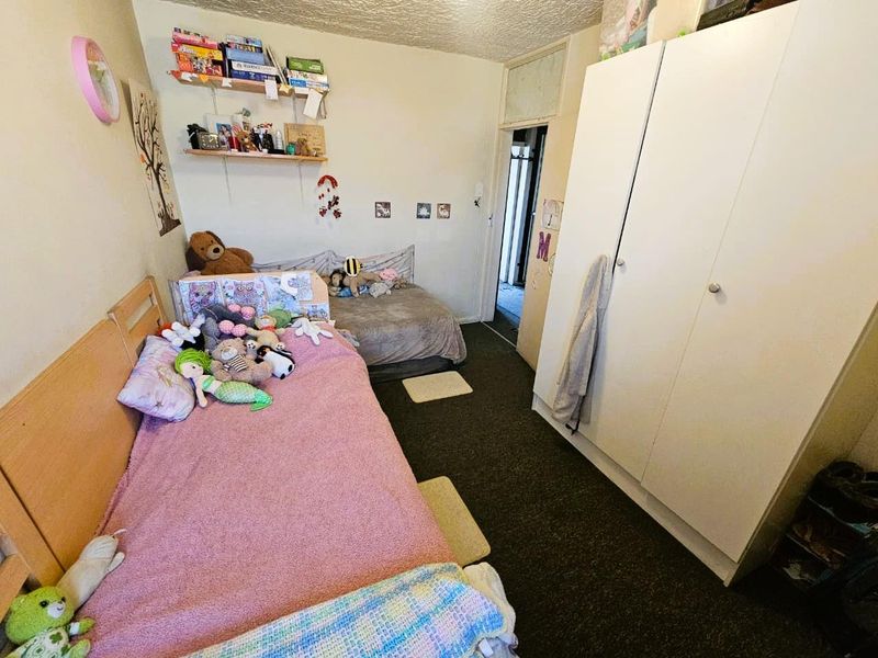 Neat 3-Storey Corner Townhouse in Quiet Part of Queenswood - Photo 10