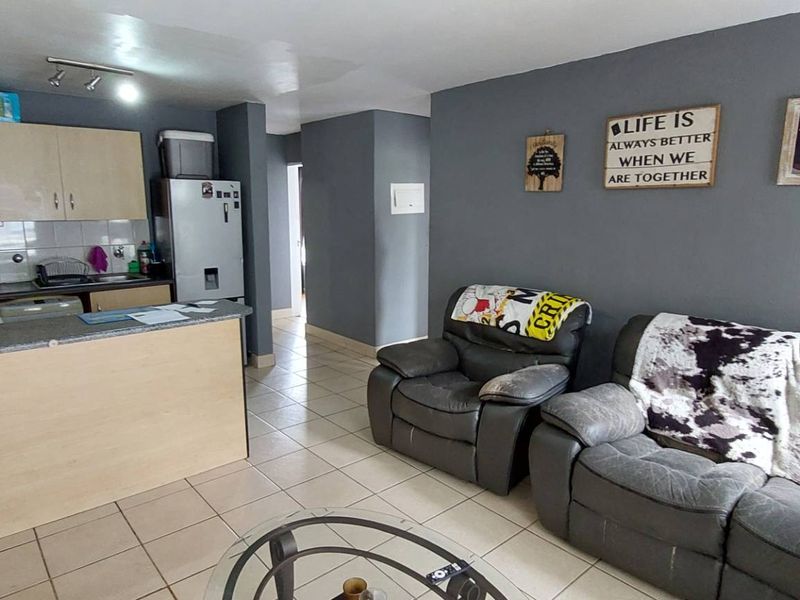 3 Bedroom in Secure Complex - Photo 5