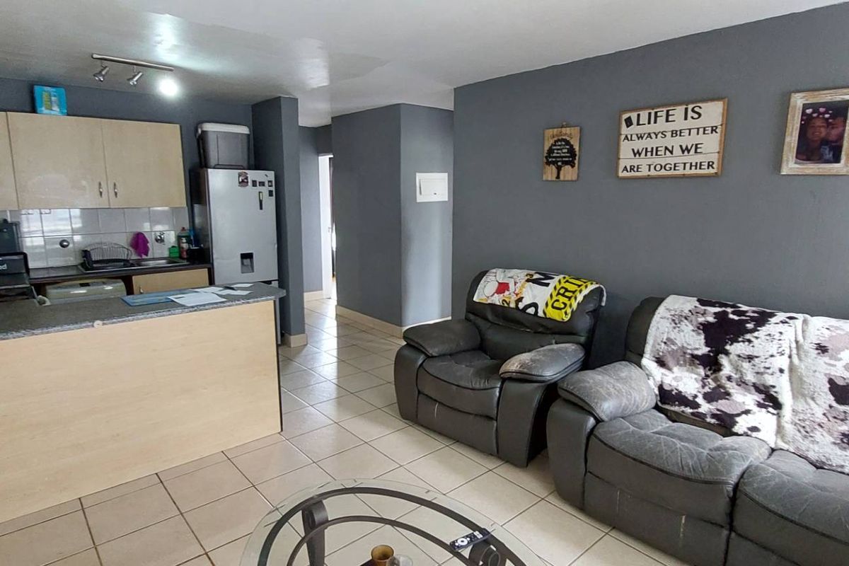 3 Bedroom in Secure Complex - Photo 5